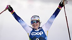 Ebba Anderssonová si dojíždí pro zlatou medaili v závodě ve skiatlonu na...