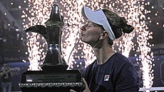 Barbora Krejčíková líbá trofej pro vítězku turnaje v Dubaji.