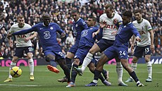 Tottenhamský úto�ník Harry Kane se v zat�ení soupe�� z Chelsea pokou�í vst�elit...