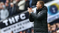 Graham Potter z Chelsea povzbuzuje své sv��ence v utkání Premier League na...