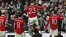 Fotbalisté Manchesteru United slaví gól ve finále anglického Ligového proti...