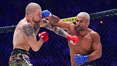 Brazilec Jorge Bueno trefuje eského MMA zápasníka Dominika Humburgera na akci...
