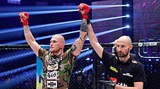 Dominik Humburger slaví vít�zství na akci polské organizace KSW v Liberci....