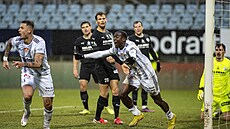 Budjovití fotbalisté Roman Potoný (vlevo) a Qadri Adediran se radují z...