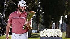 �pan�lský golfista Jon Rahm si prohlí�í trofej pro vít�ze turnaje The Genesis...