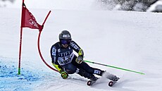 Norský lya Rasmus Windingstad na trati obího slalomu v Palisades Tahoe.