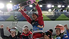 Skokan na ly�ích Piotr �yla se raduje spolu s kolegy z polské reprezentace z...