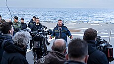 Ministr obrany Boris Pistorius mluví k armádnímu námonictvu na palub fregaty...
