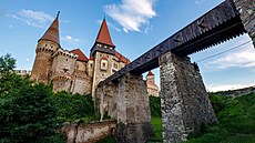 Hrad Hunedoara, nacházející se na západ� Rumunska, vznikl a� na samém sklonku...