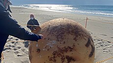 Moe vyplavilo u japonských beh záhadnou oranovohndou kouli. (22.února 2023)