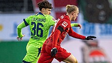 Luká Ambros (vlevo) z Wolfsburgu stíhá Xavera Schlagera z Lipska.