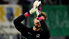 Kevin Trapp z Frankfurtu zdraví fanouky.
