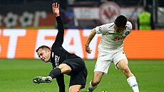 Mario Götze (vlevo) z Frankfurtu a Hirving Lozano z Neapole