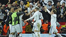 Fotbalisté Realu Madrid oslavují gól Karima Benzemy.