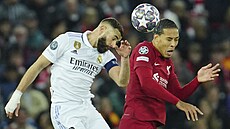 Karim Benzema (vlevo) z Realu Madrid a Virgil van Dijk z Liverpoolu v...