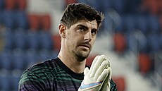 Thibaut Courtois se rozcvi�uje p�ed zápasem Realu Madrid.