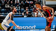 Victor Wembanyama (vpravo) z Francie elí Martinovi Kíovi z eska.