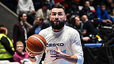 eský basketbalista Petr afarík se chystá na zápas s Francií.