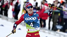 Simen Hegstad Krüger z Norska jako vítz skiatlonu na MS v Planici