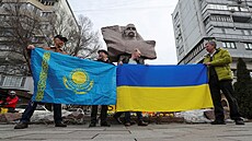 V Almaty v Kazachstánu si lidé připomínají rok výročí invaze ruských sil na...