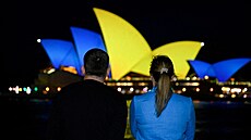 Operu v Sydney prozáily barvy ukrajinské vlajky. (24. února 2023)