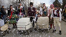 Tradi�ní post�ekovský masopust na Doma�licku uzav�el pátý den masopustní pr�vod...