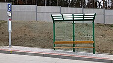 Podivná lavika na nové ásti západního plzeského okruhu - stanice MHD v...