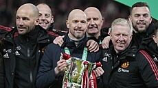 Erik ten Hag, trenér fotbalového Manchesteru United, oslavuje se svým...