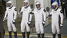 Astronauti mise Crew-6 (zleva), ruský kosmonaut Andrej Feajev, Warren Hoburg,...