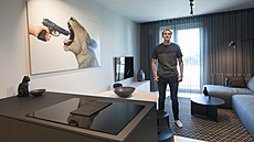 Kuchyni odd�luje od obývací �ásti ostr�vek s vestav�nou varnou deskou a...