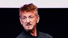 Hollywoodský herec Sean Penn pedal v listopadu 2022 Volodymyru Zelenskému svého Oscara