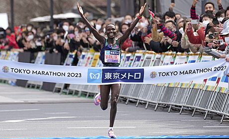 Keská bkyn Rosemary Wanjiruová vítzí v Tokijském maratonu.