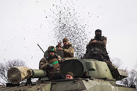 Ukrajintí vojáci v samohybné houfnici poblí frontového msta Bachmut (27....