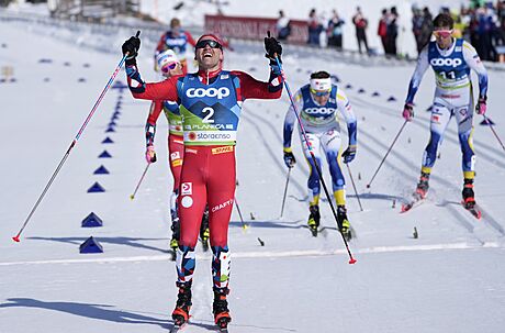 Norský lya Paal Golberg se raduje z vítzství v závode na 50 km klasicky ve...