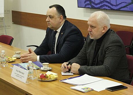 Zleva: Volodymyr Chubirko, pedseda Zakarpatské oblastní rady, a Vasyl...