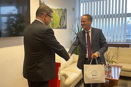 Hejtman Jan Schiller vítá výcarského velvyslance Géralda Guexe (vpravo).