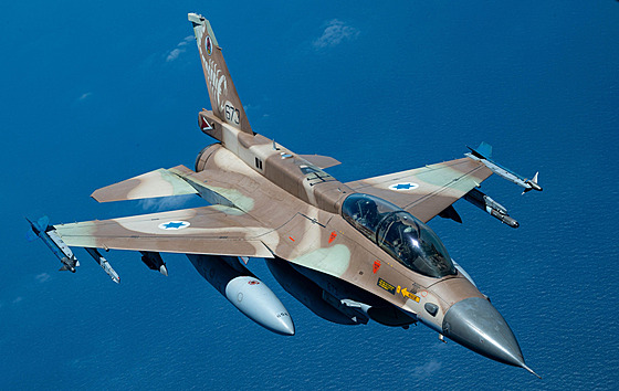 Izraelský letoun F-16 na archivním snímku