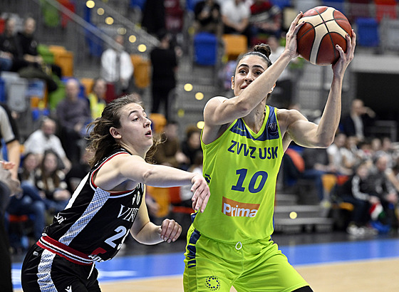 Zleva  Alessandra Orsiliová z Bolon� a Maria Condeová z USK Praha.