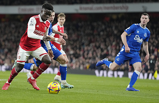 Bukayo Saka (vlevo) z Arsenalu p�ed první brankou do sít� Evertonu.