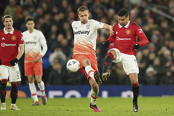 Tomá Souek (vlevo) z West Hamu a Casemiro z Manchesteru United.