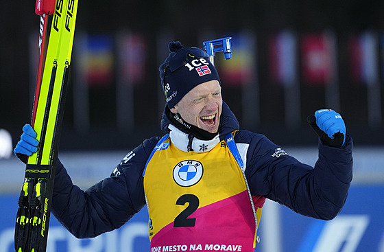 Johannes Bö oslavuje triumf ve sprintu SP v Novém Mst na Morav.