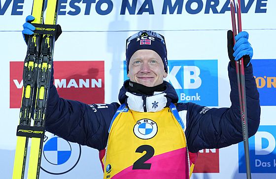 Johannes Bö oslavuje triumf ve sprintu SP v Novém Mst na Morav.