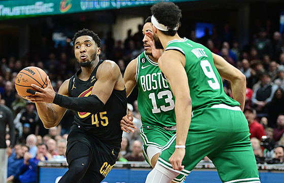 Darius Garland (vlevo) z Clevelandu a dvojice Malcolm Brogdon (13) a Derrick...