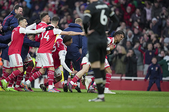 Fotbalisté Arsenalu slaví vítznou trefu Reisse Nelsona proti Bournemouthu.
