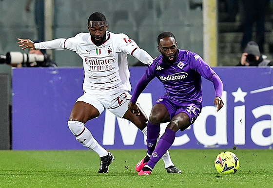 Fikayo Tomori z AC Milán se snaí zastavit postup Jonathana Ikoného z...