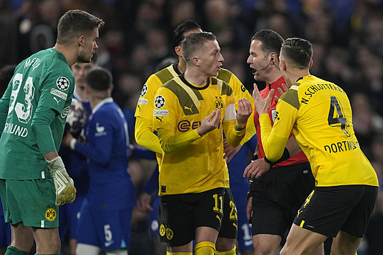 Hrái Borussie Dortmund si stují u rozhodího bhem utkání proti Chelsea.