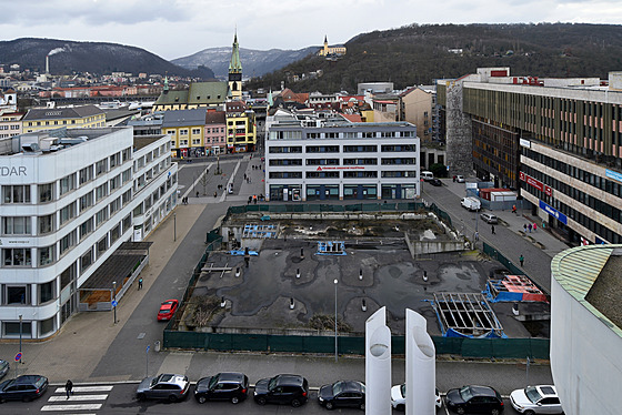 Nevzhledná díra v centru Ústí nad Labem. Podle původních plánů tu měl vyrůst...