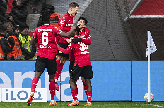 Fotbalisté Leverkusenu se radují z gólu Sardara Azmúna (vpravo).