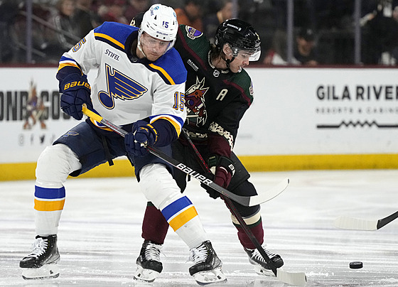 Jakub Vrána debutoval v dresu St. Louis na led� Arizony.