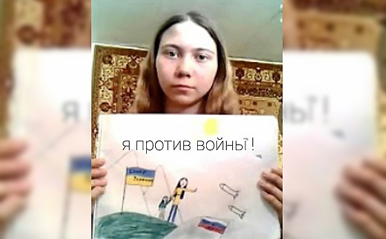 kolaku z Tulské oblasti v Rusku, která nakreslila protiválenou kresbu,...
